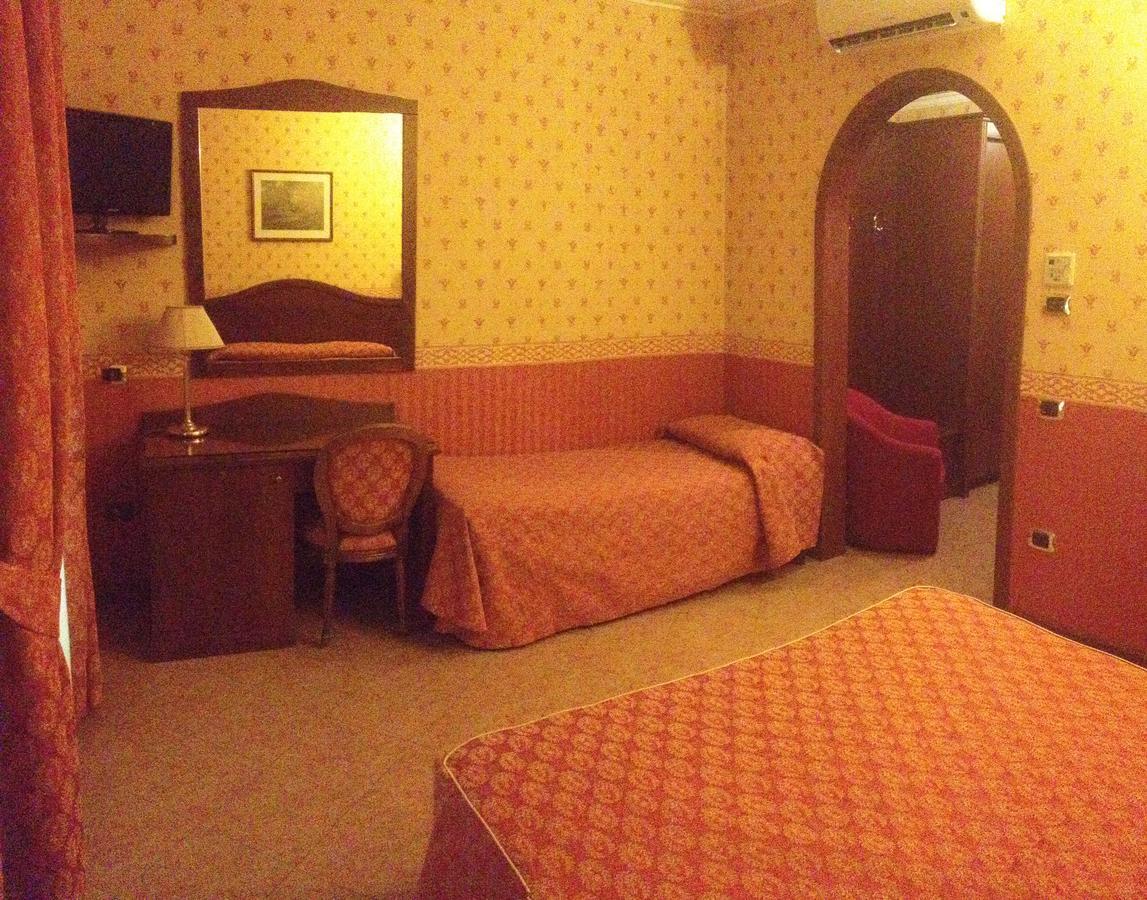 Hotel Al Boschetto Castel Volturno Exterior foto